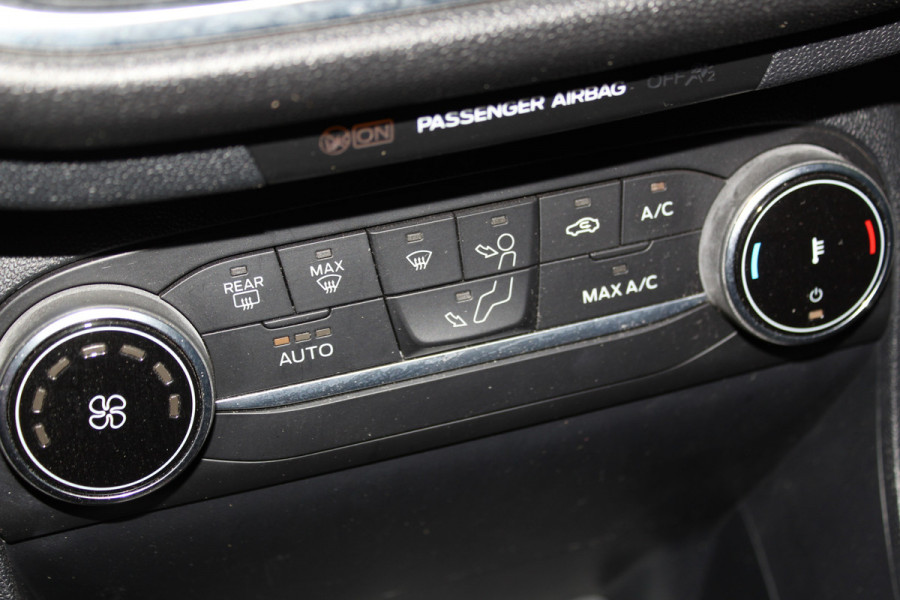 Ford Fiesta 1.0-125pk EcoBoost Mild-Hybrid ST-Line. Luxe, sportieve en goed onderhouden Fiesta ! Autm. airco, Cruise control, Lane assist, 17" Lmv, Parkeersensoren Achter, Metallic lak, Navigatie by Apple/Android, LED verlichting etc.