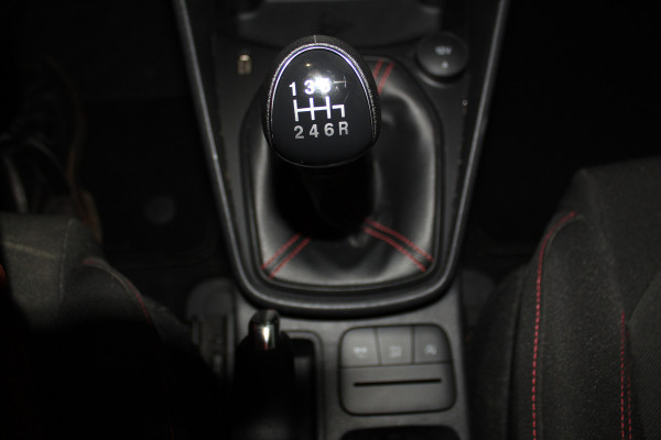 Ford Fiesta 1.0-125pk EcoBoost Mild-Hybrid ST-Line. Luxe, sportieve en goed onderhouden Fiesta ! Autm. airco, Cruise control, Lane assist, 17" Lmv, Parkeersensoren Achter, Metallic lak, Navigatie by Apple/Android, LED verlichting etc.