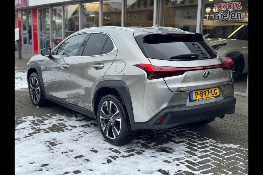 Lexus UX 250h Preference Line | Dodehoekherkenning, 18 inch, Stoel + Stuurverwarming, Parkeersensoren, Apple CarPlay/Android Auto