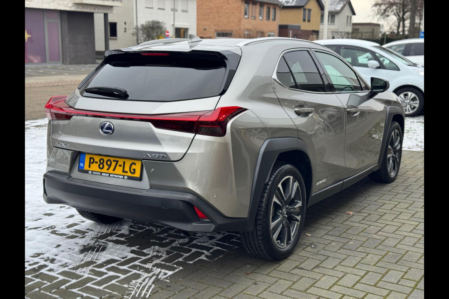 Lexus UX 250h Preference Line | Dodehoekherkenning, 18 inch, Stoel + Stuurverwarming, Parkeersensoren, Apple CarPlay/Android Auto