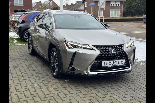Lexus UX 250h Preference Line | Dodehoekherkenning, 18 inch, Stoel + Stuurverwarming, Parkeersensoren, Apple CarPlay/Android Auto