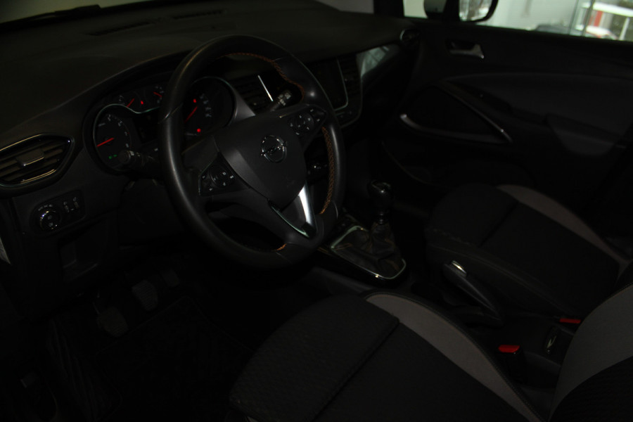 Opel Crossland X 1.2-131pk Turbo Innovation. Two tone. Erg nette en luxe hoogzitter voor nog jaren rijplezier ! Autm. airco, parkeersensoren v+a, camera, LM wielen, ergonomische voorstoelen, cruise control, side assist, navigatie, telefoonvoorb. etc.