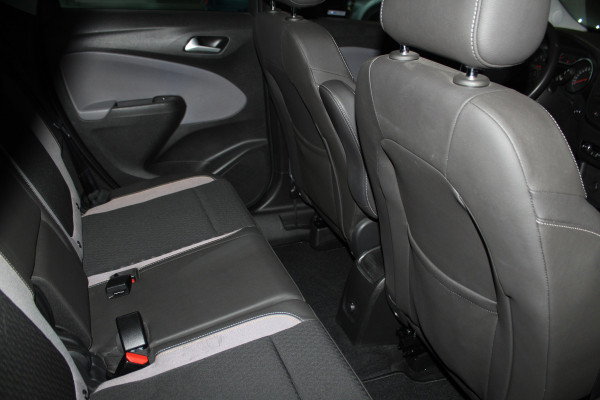 Opel Crossland X 1.2-131pk Turbo Innovation. Two tone. Erg nette en luxe hoogzitter voor nog jaren rijplezier ! Autm. airco, parkeersensoren v+a, camera, LM wielen, ergonomische voorstoelen, cruise control, side assist, navigatie, telefoonvoorb. etc.