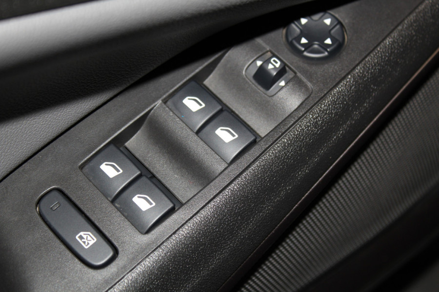 Opel Crossland X 1.2-131pk Turbo Innovation. Two tone. Erg nette en luxe hoogzitter voor nog jaren rijplezier ! Autm. airco, parkeersensoren v+a, camera, LM wielen, ergonomische voorstoelen, cruise control, side assist, navigatie, telefoonvoorb. etc.