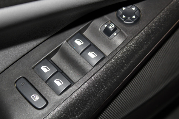 Opel Crossland X 1.2-131pk Turbo Innovation. Two tone. Erg nette en luxe hoogzitter voor nog jaren rijplezier ! Autm. airco, parkeersensoren v+a, camera, LM wielen, ergonomische voorstoelen, cruise control, side assist, navigatie, telefoonvoorb. etc.