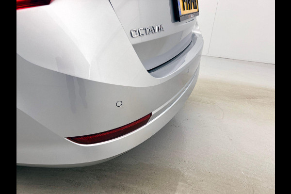 Škoda Octavia Combi 1.5 e-TSI DSG Style | Navigatie | Climate Control | Parkeer Sensoren | Camera | DAB | Cruise control | Lichtmetalen Velgen | Keyless