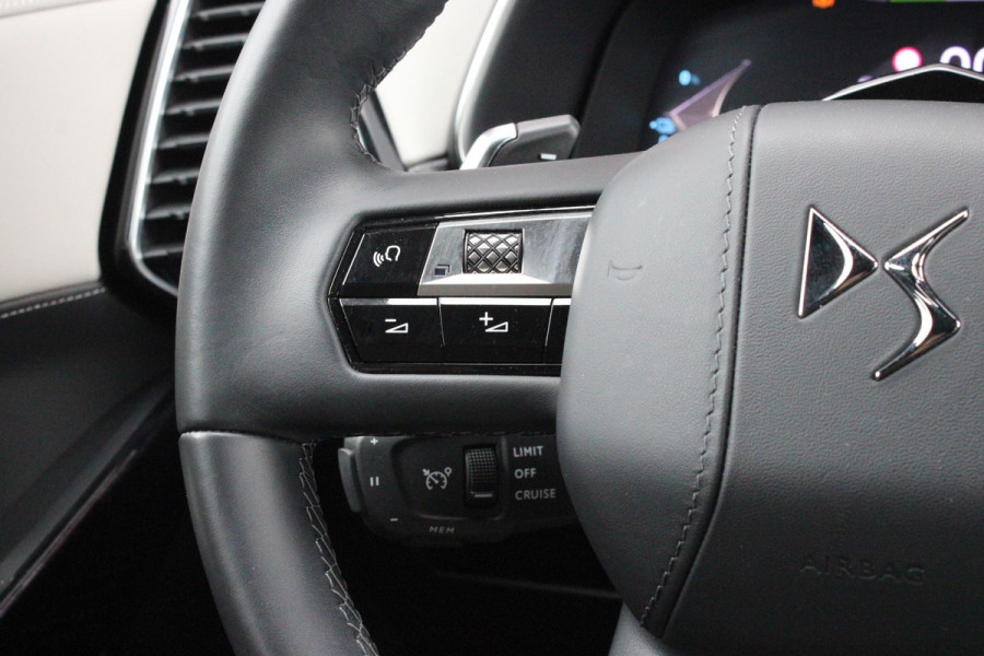 DS 7 E-Tense 300PK 4x4 ESPRIT DE VOYAGE | PANORAMISCH SCHUIF/KANTEL DAK | VOORRUITRAND/STUUR VERWARMING | VOLLEDIG LEDEREN BEKLEDING | LICHTMETALEN VELGEN 19" | ELEKTRISCH BEDIENBARE ACHTERKLEP | NIGHT VISION | DODEHOEK DETECTIE | ELEKTRISCH BEDIENBARE VOORSTOELEN MET MASSAGE FUNCTIE | ADAPTIVE CRUISE CONTROL | 360° CAMERA | KEYLESS ENTRY/START | FULL OPTION! | STOEL VENTILATIE | FOCAL ELECTRA | SFEER VERLICHTING | DRAADLOZE APPLE CARPLAY/ANDROID AUTO | NAVIGATIE | PARKEERSENSOREN VOOR EN ACHTER |