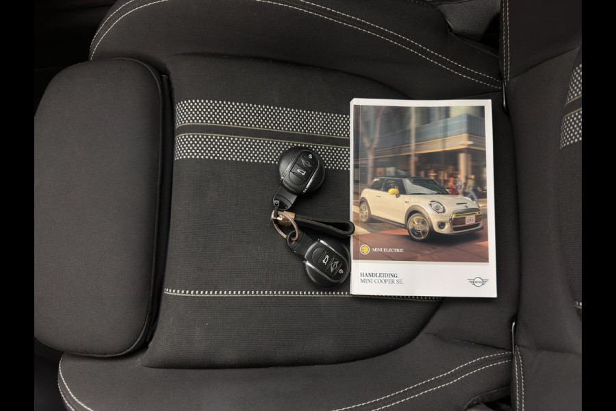 MINI Mini Electric Basic 33 kWh [ 3-Fase ] (SOH-100%) (INCL-BTW) Aut. *HEATPUMP | FULL-LED | SPORT-SEATS | NAVI-FULLMAP | DIGI-COCKPIT | DAB+ | ECC | CCS-FASTLOADER | UNION-JACK | KEYLESS | CRUISE | AMBIENT-LIGHT | 16''ALU*