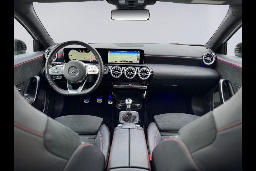 Mercedes-Benz A-Klasse 200 Business Solution 163 pk AMG styling, nieuw model, camera, sfeerverlichting, panoramadak, parelmoer wit