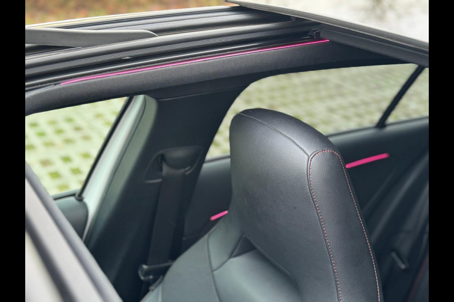 Mercedes-Benz A-Klasse 200 Business Solution 163 pk AMG styling, nieuw model, camera, sfeerverlichting, panoramadak, parelmoer wit