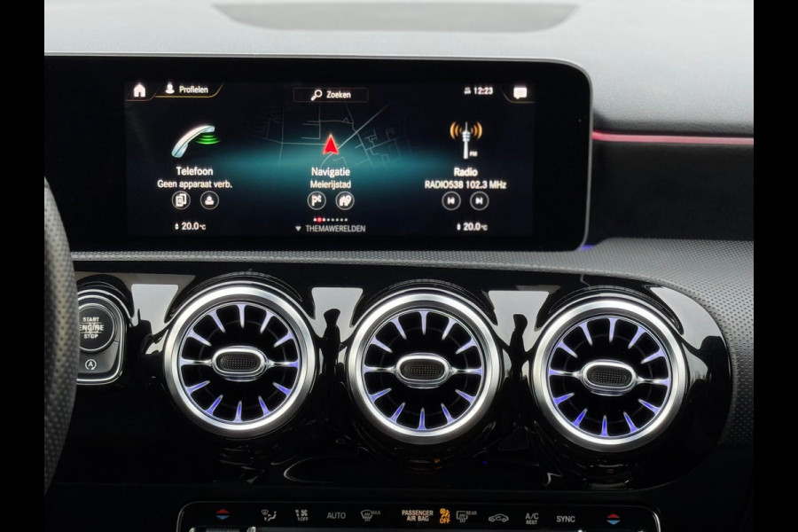 Mercedes-Benz A-Klasse 200 Business Solution 163 pk AMG styling, nieuw model, camera, sfeerverlichting, panoramadak, parelmoer wit