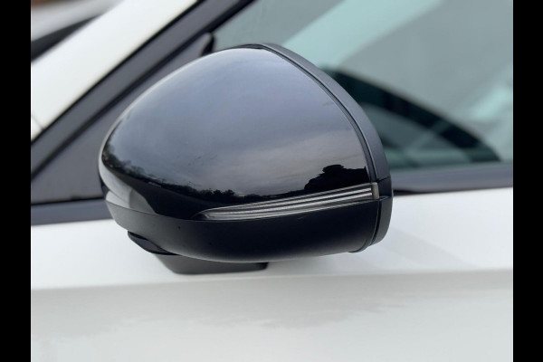 Mercedes-Benz A-Klasse 200 Business Solution 163 pk AMG styling, nieuw model, camera, sfeerverlichting, panoramadak, parelmoer wit