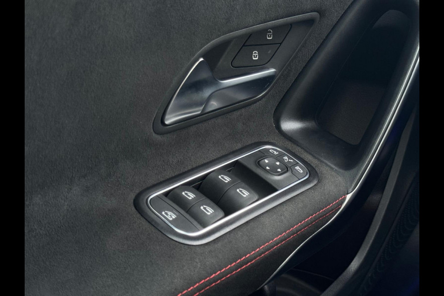 Mercedes-Benz A-Klasse 200 Business Solution 163 pk AMG styling, nieuw model, camera, sfeerverlichting, panoramadak, parelmoer wit