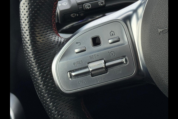 Mercedes-Benz A-Klasse 200 Business Solution 163 pk AMG styling, nieuw model, camera, sfeerverlichting, panoramadak, parelmoer wit