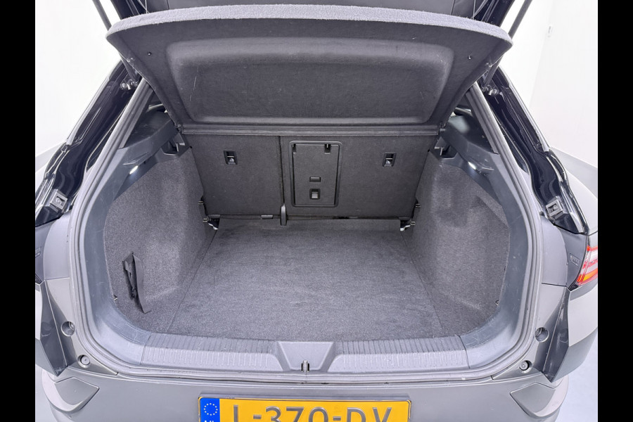 Volkswagen ID.4 204pk 1st 77kWh Trekhaak Leer/Alcantara Adap.Cruise Camera Warmtepomp Apple Carplay Android Navi Ecc Pdc-a+v Lmv 20" Stoelverwarming Led Bordherkenning Voor-Klimatisering Semi-Autopilot  Elektrisch-Wegklapbare Trekhaak App-Connect  E-sound Front-Assist Origineel Nederlandse Auto SOH 86%