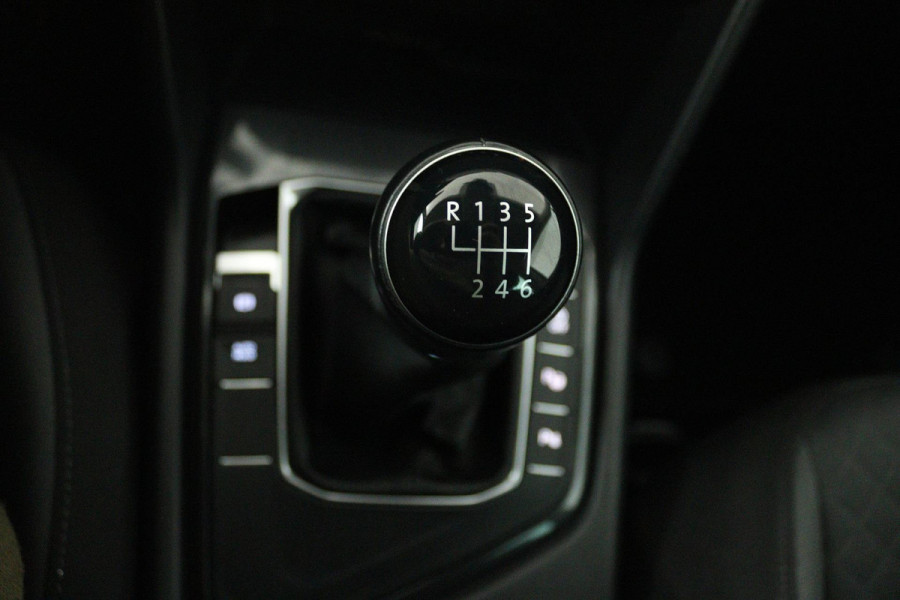 Volkswagen Tiguan 1.5 TSI Comfortline (CAMERA, DIGITALE COCKPIT, NAVIGATIE CARPLAY, CRUISE ADAPTIEF, PARKEERSENSOREN)
