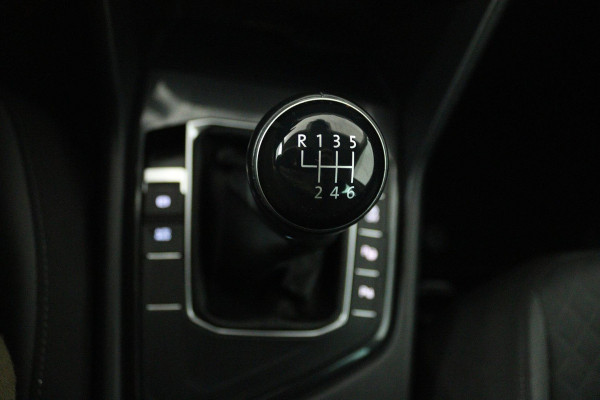 Volkswagen Tiguan 1.5 TSI Comfortline (CAMERA, DIGITALE COCKPIT, NAVIGATIE CARPLAY, CRUISE ADAPTIEF, PARKEERSENSOREN)
