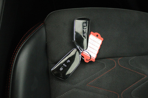 Seat Leon Sportstourer 1.5 eTSI FR Launch Edition (PANORAMADAK, STUUR/STOELVERWARMING, CAMERA, DIGITALE COCKPIT, CRUISE ADAPTIEF)