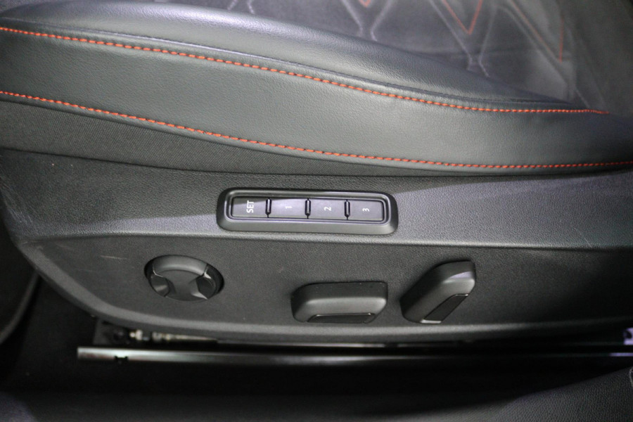 Seat Leon Sportstourer 1.5 eTSI FR Launch Edition (PANORAMADAK, STUUR/STOELVERWARMING, CAMERA, DIGITALE COCKPIT, CRUISE ADAPTIEF)