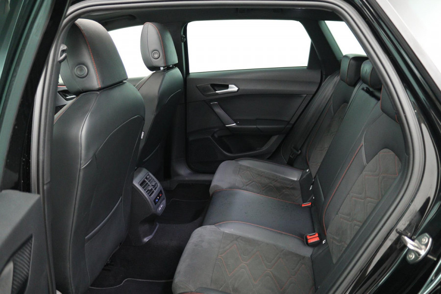 Seat Leon Sportstourer 1.5 eTSI FR Launch Edition (PANORAMADAK, STUUR/STOELVERWARMING, CAMERA, DIGITALE COCKPIT, CRUISE ADAPTIEF)