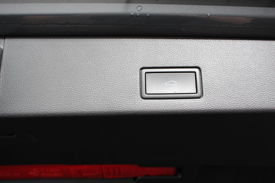 Volkswagen Golf 1.0 eTSI Variant Style DSG Navigatie | Climate Control | Adaptive Cruise Control | Lane Assist | Privacy Glass | Stoel/Stuurverwarming | LED | PDC V+A | Camera | Electrisch bedienbare Achterklep