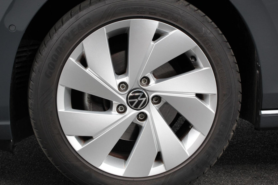 Volkswagen Golf 1.0 eTSI Variant Style DSG Navigatie | Climate Control | Adaptive Cruise Control | Lane Assist | Privacy Glass | Stoel/Stuurverwarming | LED | PDC V+A | Camera | Electrisch bedienbare Achterklep