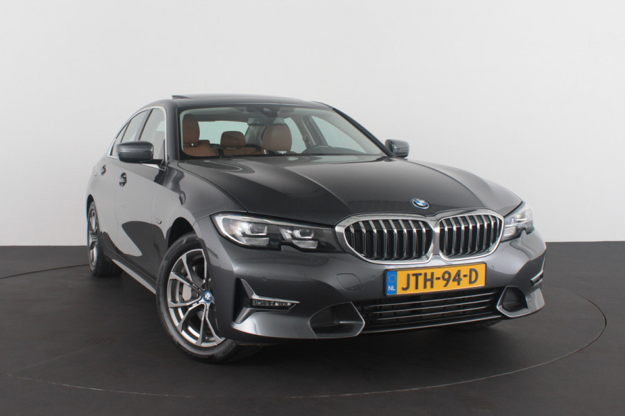BMW 3 Serie 330e High Executive 292pk/Cognac Leer/Memory/Schuifdak/Luxury Line/ kleur MINERALGRAU/Achteruitrijcamera
