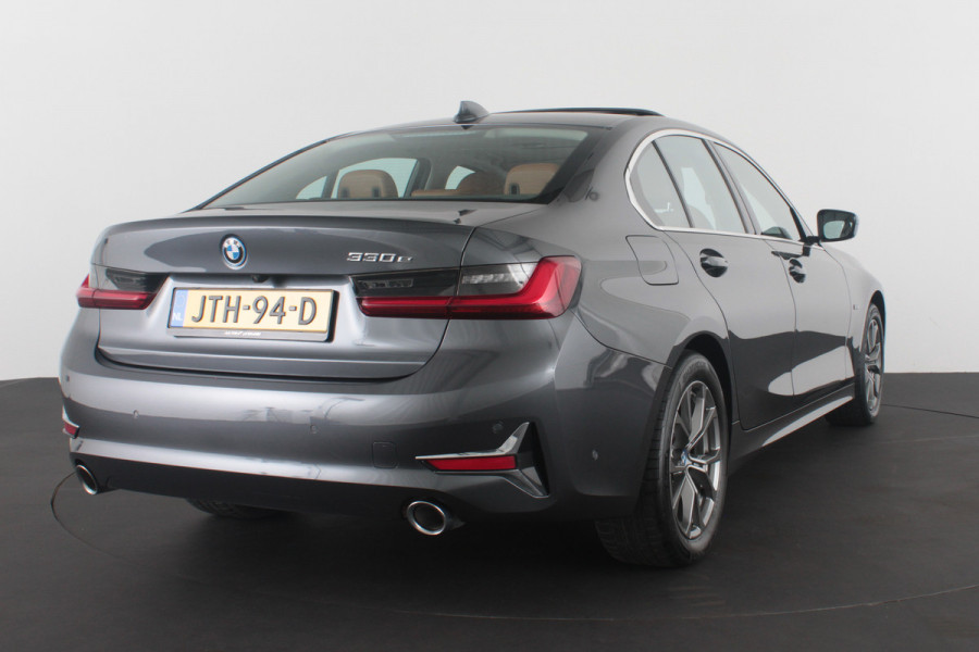 BMW 3 Serie 330e High Executive 292pk/Cognac Leer/Memory/Schuifdak/Luxury Line/ kleur MINERALGRAU/Achteruitrijcamera