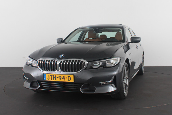 BMW 3 Serie 330e High Executive 292pk/Cognac Leer/Memory/Schuifdak/Luxury Line/ kleur MINERALGRAU/Achteruitrijcamera
