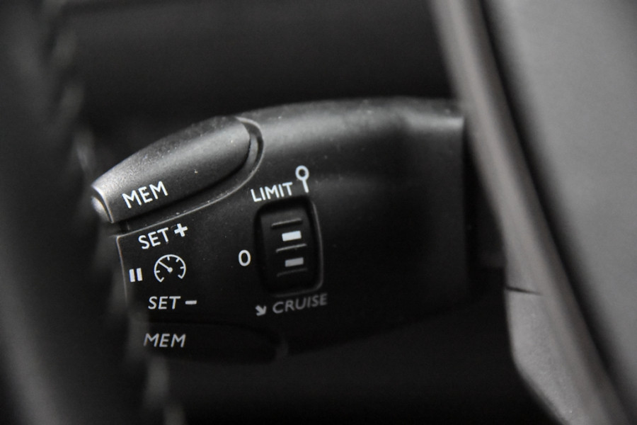 Peugeot 2008 1.2 PureTech Active *1ste Eigenaar*Navigatie*camera*Carplay*