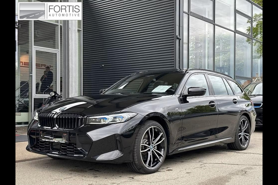 BMW 3 Serie Touring 330e M-SPORT ** ADAPT. LED, HALF-LEDER, HuD, ACC, SHADOW LINE, H&K SOUND, 19-inch LMV ** 1e EIG - UNFALLFREI ** ** INFORMEER OOK NAAR ONZE AANTREKKELIJKE FINANCIAL-LEASE TARIEVEN **