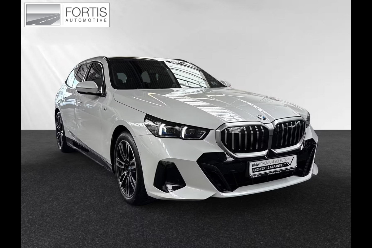 BMW 5 Serie Touring 520iA M-SPORT ** ADAPT. LED, LEDER, PANORAMA, TREKH, H&K SOUND, DR. ASS+ ** 1e EIG - UNFALLFREI ** ** INFORMEER OOK NAAR ONZE AANTREKKELIJKE FINANCIAL-LEASE TARIEVEN **