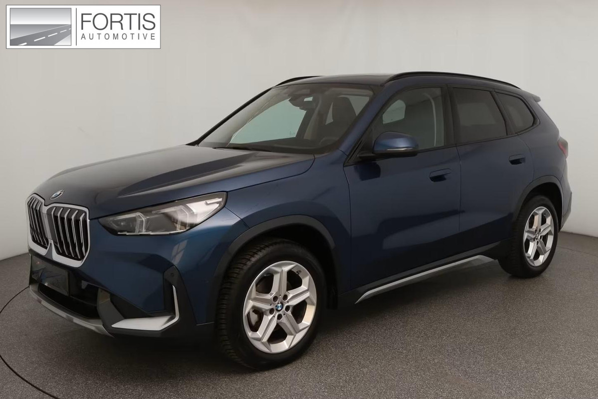 BMW X1 sDrive18iA xLine ** ADAPT. LED, LEDER, PANORAMA, TREKH, ADAPT. CRUISE, ACT. SPORTST ** 1e EIG - Ex BMW-AG - UNFALLFREI ** ** INFORMEER OOK NAAR ONZE AANTREKKELIJKE FINANCIAL-LEASE TARIEVEN **