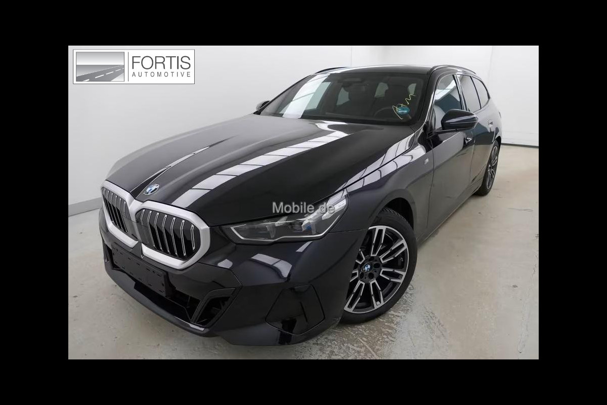 BMW 5 Serie Touring 520iA M-SPORT ** ADAPT. LED, LEDER, PANORAMA, TREKH, H&K SOUND, DR. ASS+ ** 1e EIG - UNFALLFREI ** ** INFORMEER OOK NAAR ONZE AANTREKKELIJKE FINANCIAL-LEASE TARIEVEN **