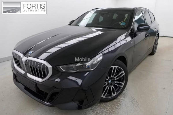 BMW 5 Serie Touring 520iA M-SPORT ** ADAPT. LED, LEDER, PANORAMA, TREKH, H&K SOUND, DR. ASS+ ** 1e EIG - UNFALLFREI ** ** INFORMEER OOK NAAR ONZE AANTREKKELIJKE FINANCIAL-LEASE TARIEVEN **