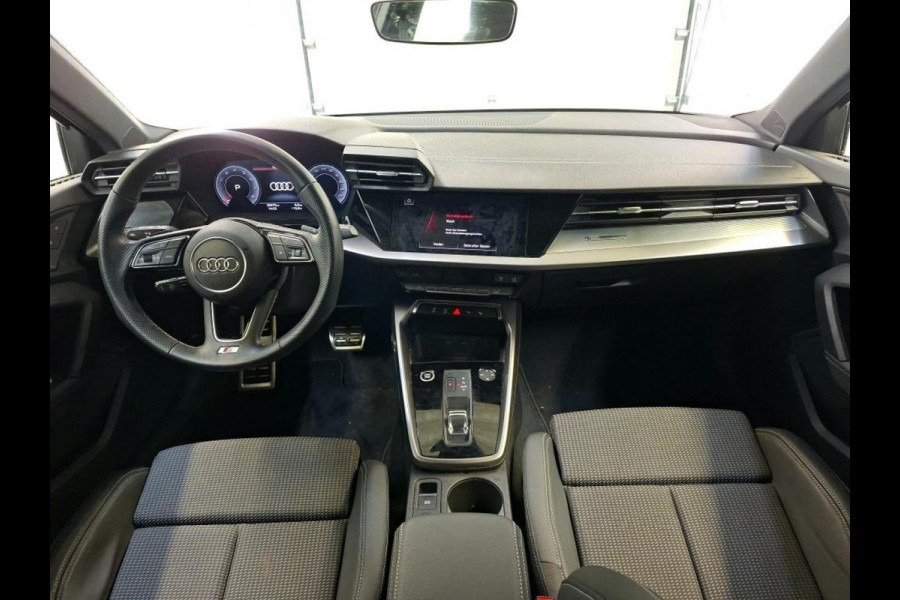 Audi A3 Limousine 30 TFSI S edition Navigatie Apple Carplay/Android Auto Parkeersensoren Adaptive Cruise Control Virtual Cockpit Climate Control Getinte ramen Lichtmetalen velgen