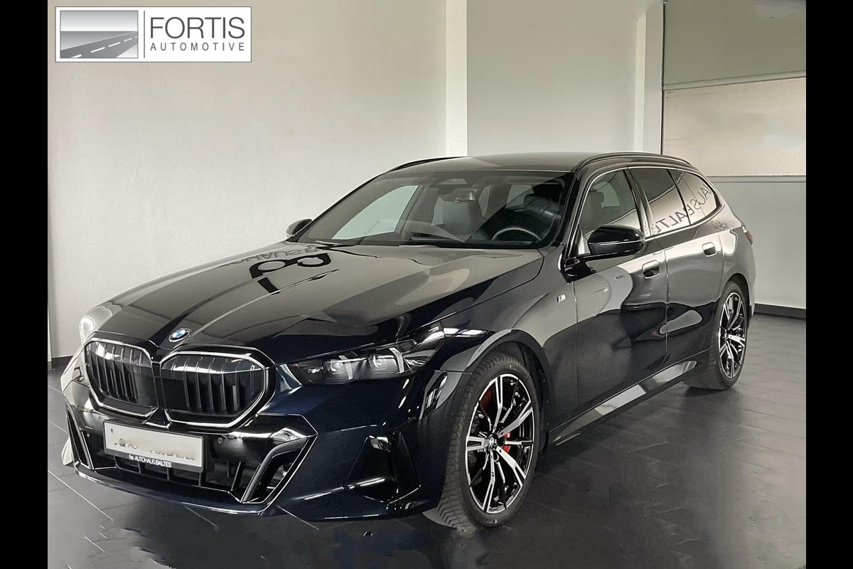 BMW 5 Serie Touring 540d xDrive M-SPORT Pro ** LED, PANORAMA, LEDER, 20-inch LMV, ICONIC GLOW, TREKH ** Ex BMW - € 26.800 onder NP ** ** INFORMEER OOK NAAR ONZE AANTREKKELIJKE FINANCIAL-LEASE TARIEVEN **