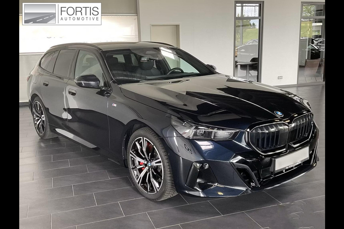 BMW 5 Serie Touring 540d xDrive M-SPORT Pro ** LED, PANORAMA, LEDER, 20-inch LMV, ICONIC GLOW, TREKH ** Ex BMW - € 25.900 onder NP ** ** INFORMEER OOK NAAR ONZE AANTREKKELIJKE FINANCIAL-LEASE TARIEVEN **