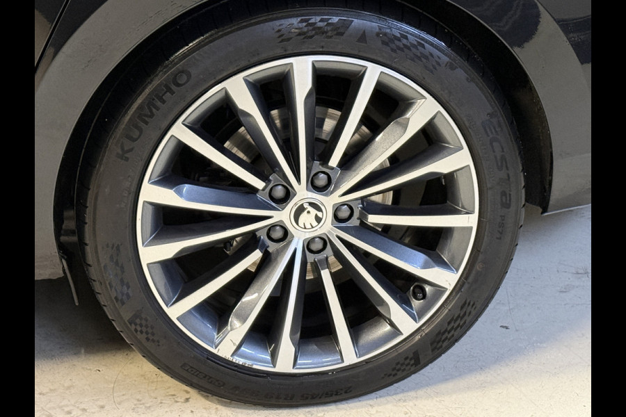 Škoda Superb Combi 2.0 TDI 190PK 4x4 Laurin & Klement Business | Panoramadak | Leder | Trekhaak | Canton | Adaptive cruise