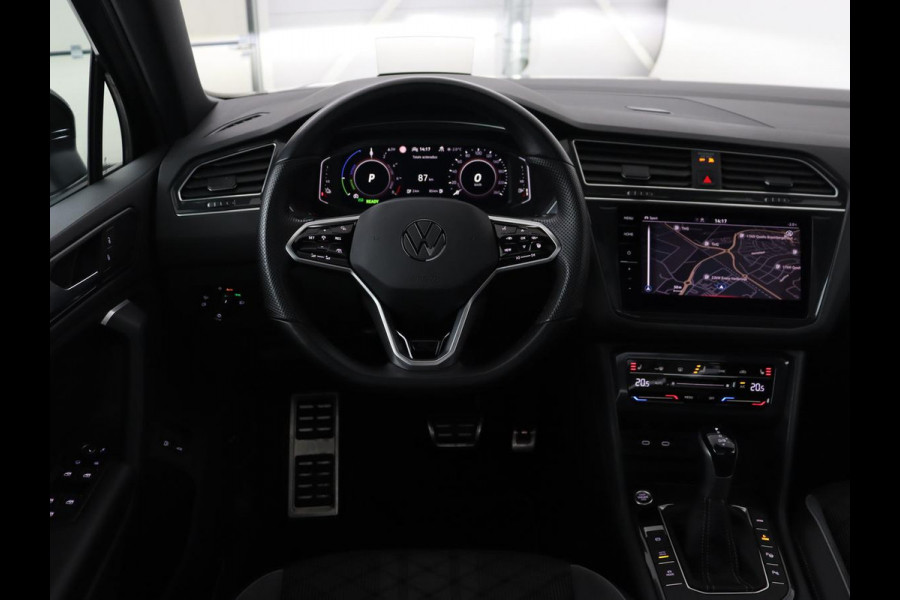 Volkswagen Tiguan 1.4 TSI eHybrid R Line | Panoramadak | Head-Up | Trekhaak | Stoelverwarming | Camera | Park Assist | Carplay | Matrix LED | Navigatie | Stuurverwarming | PHEV | Plug In