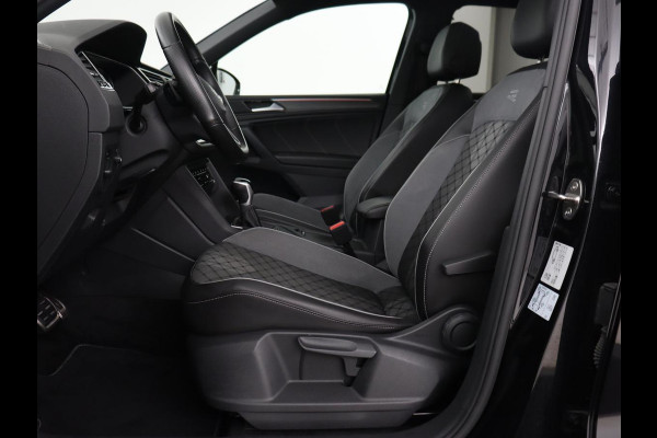 Volkswagen Tiguan 1.4 TSI eHybrid R Line | Panoramadak | Head-Up | Trekhaak | Stoelverwarming | Camera | Park Assist | Carplay | Matrix LED | Navigatie | Stuurverwarming | PHEV | Plug In