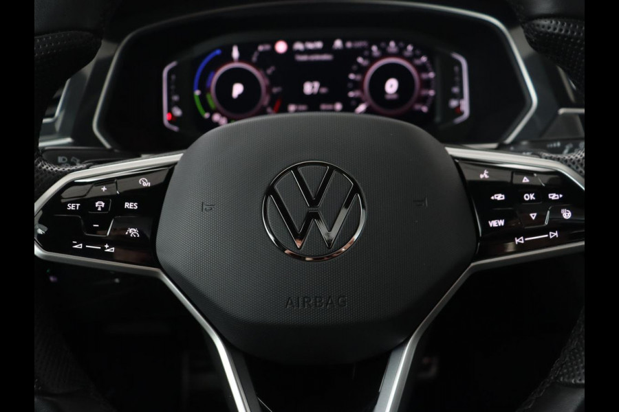 Volkswagen Tiguan 1.4 TSI eHybrid R Line | Panoramadak | Head-Up | Trekhaak | Stoelverwarming | Camera | Park Assist | Carplay | Matrix LED | Navigatie | Stuurverwarming | PHEV | Plug In