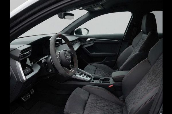 Audi A3 Limousine 2.5 TFSI RS 3 quattro 400pk | Panoramadak | 3-spaaks sport afgevlakt stuurwiel | Adaptief onderstel | SONOS Premium 3D Audio