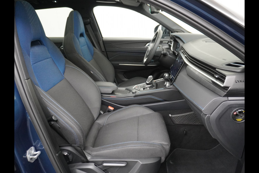 Lynk & Co 01 1.5 PHEV AUT-7 261pk Pano-Schuifdak Lmv 20" 360°Camera Zwarte hemel bekleding Apple Carplay Android Auto Adap.Cruise Navi Pdc Ec Elek.Memory.Stoel File assistent Dodehoek detector Elektrisch bedienbare achterklep Rijstrooksensor Wifi Verkeersbord detectie 425Nm koppel 3,7kw laadvermogen €44.880 Nieuwprijs 1e Eigenaar Origineel NLse auto!