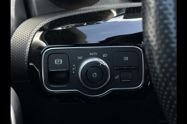Mercedes-Benz A-Klasse 250 e Business Solution AMG Limited Panoramadak Ambient Widescreen AMG Cruise Camera
