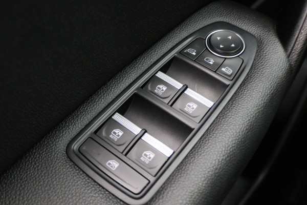 Renault Captur 1.6 E-Tech Plug-in Hybrid 160 Intens Two-Tone, Virtual Cockpit, Apple Carplay, Camera, Cruise, LED, DAB, 18''