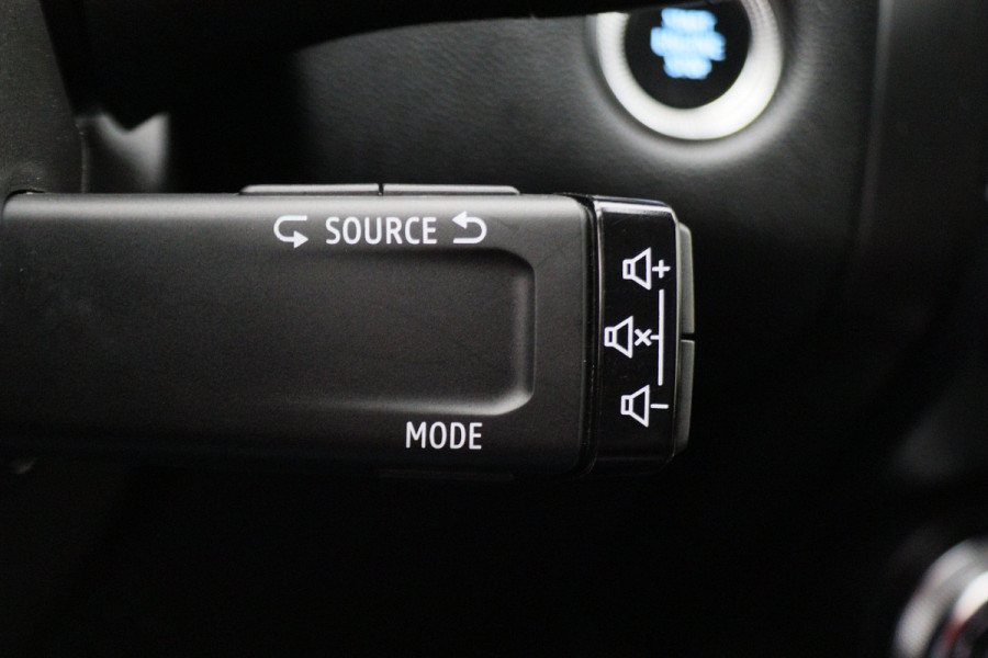 Renault Captur 1.6 E-Tech Plug-in Hybrid 160 Intens Two-Tone, Virtual Cockpit, Apple Carplay, Camera, Cruise, LED, DAB, 18''