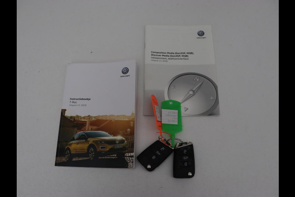 Volkswagen T-Roc 1.5 TSI Sport | 1e eigenaar | Panoramadak | Stoelverwarming | Camera | Carplay | Adaptive cruise | Navigatie | Full LED | Virtual Cockpit | Getint glas | Climate control