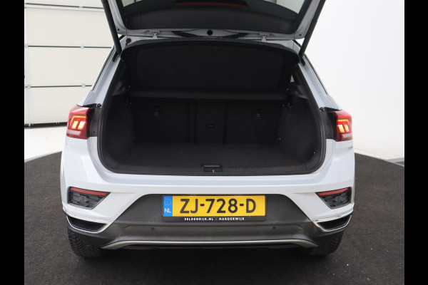 Volkswagen T-Roc 1.5 TSI Sport | 1e eigenaar | Panoramadak | Stoelverwarming | Camera | Carplay | Adaptive cruise | Navigatie | Full LED | Virtual Cockpit | Getint glas | Climate control