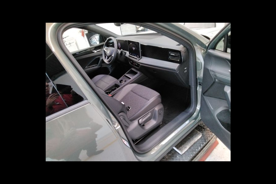 Volkswagen Tiguan 1.5 eTSI DSG LIFE EDITION TREKHAAK/NAVI/CAMERA/5-JAAR-FABRIEKSGARANTIE Auto wordt verwacht!